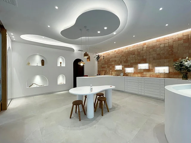 Espacio con techo curvo iluminado y hornacinas de Candela en Rama en Ciutat Vella, Valencia, reforma de Grupo Remodela