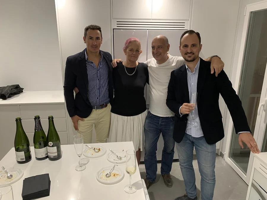 José Luis Andújar con los propietarios el día de la entrega de la Casa EYA en Alboraya