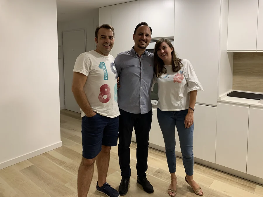 José Luis Andújar con los propietarios el día de la entrega de la Vivienda JYL en Paterna