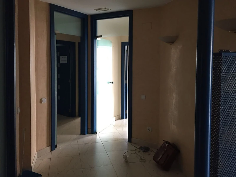Antiguas oficinas en L'Eixample, Valencia, antes de la reforma