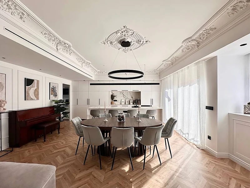 Salón comedor reformado en Puzol con techo de molduras