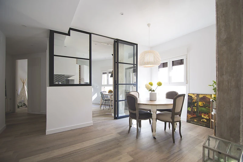 Vivienda reformada en L'Eixample con comedor y cerramiento de vidrio