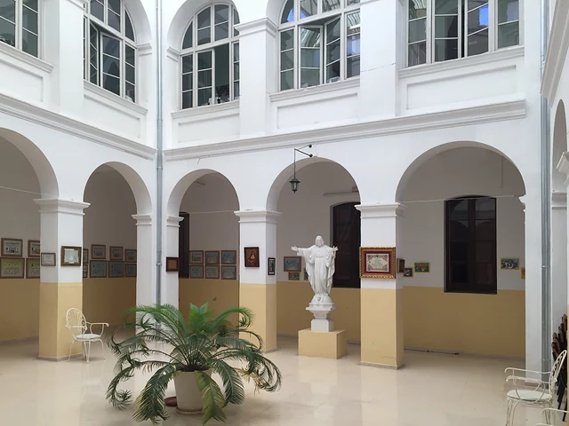 Patio porticado del Colegio La Purísima, en los Poblados Marítimos de Valencia, rehabilitado por Grupo Remodela