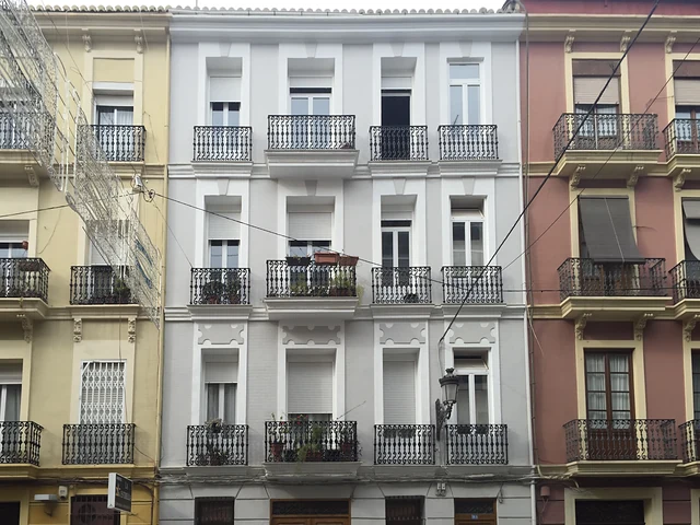 Fachada del edificio de la Asociación ADSIS en el barrio de Ruzafa, Valencia, rehabilitado íntegramente por Grupo Remodela, con molduras restauradas y balcones de forja