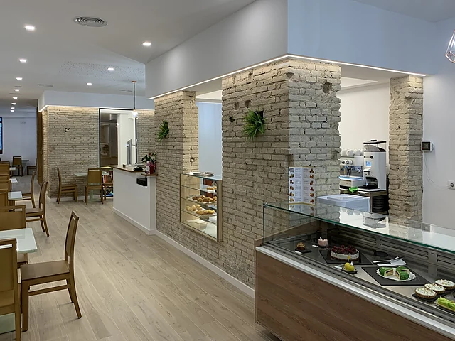 Restaurante Ilha do Mel en El Pla del Real, Valencia, con ladrillo macizo visto y barra, reforma de Grupo Remodela