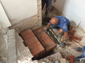 Ejecución de nuevo peldañeado en desembarco de escalera.