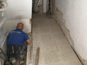 Adaptación de la superficie de apoyo de las nuevas losetas de terrazo.