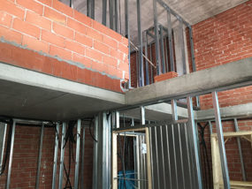 Estructura interior de medianeras y tabiquería seca