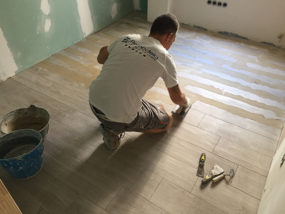 Instalación de pavimento porcelánico imitación de madera.